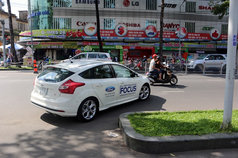 Khách hàng hào hứng trải nghiệm dàn xe Ford tại Tp.Hồ Chí Minh
