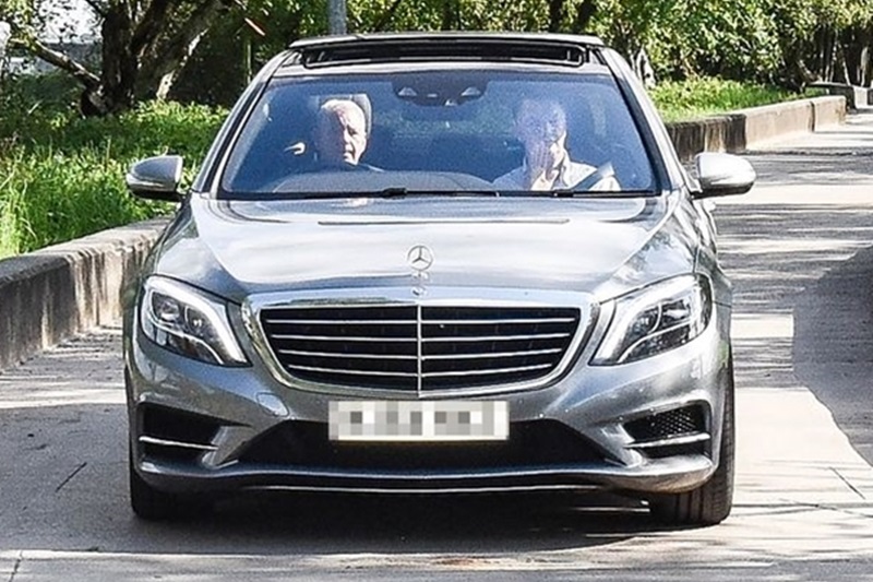 Luis Van Gaal rời Manchester United bằng Mercedes-Benz S500