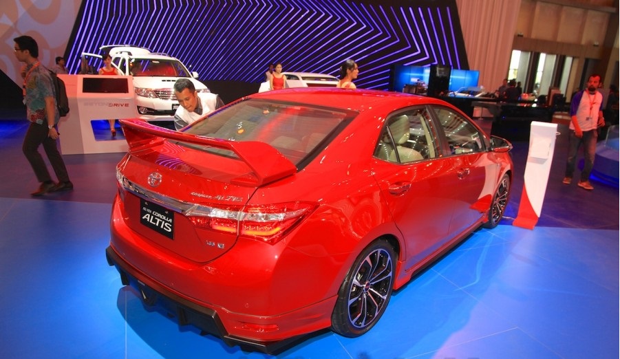 Toyota mang bộ đôi Hilux 2016 và Corolla Altis TRD Sportivo đến Indonesia