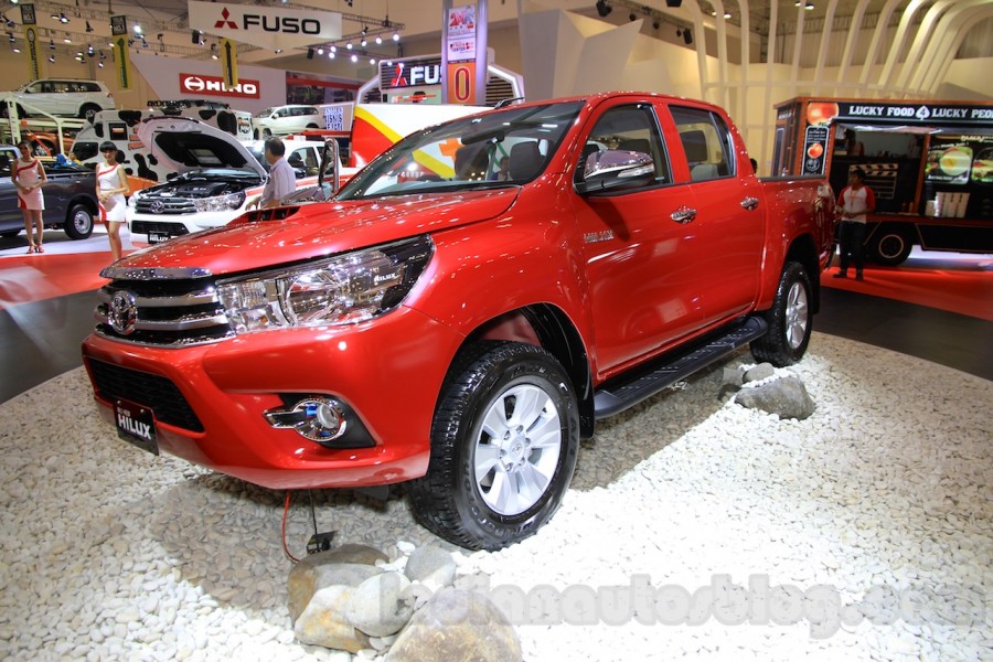 Nhu cầu tăng cao Toyota Hilux 2015 rơi vào cảnh cháy hàng