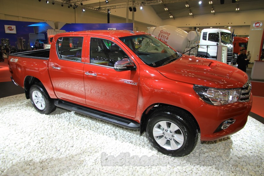 Nhu cầu tăng cao Toyota Hilux 2015 rơi vào cảnh cháy hàng