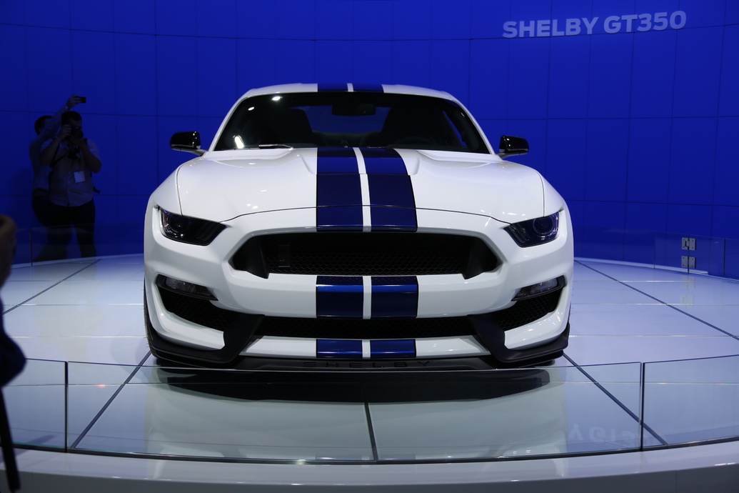 Ford chính thức công bố giá bán của Shelby GT350 Mustang 2016
