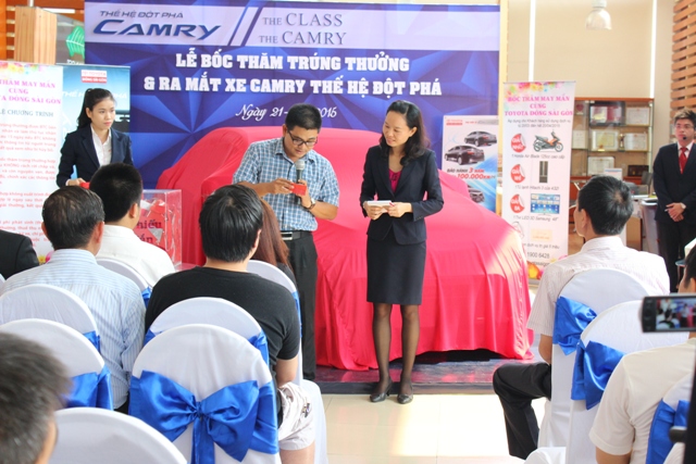 Toyota Đông Sài Gòn tổ chức rút thăm trúng thưởng cho khách hàng 
