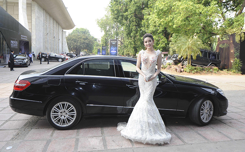 Vẻ đẹp gợi cảm của Á hậu Huyền My tại Mercedes-Benz Fashion Week 2015