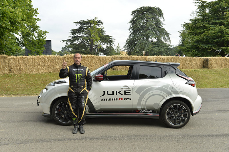 Video: Đi bằng 2 bánh Nissan Juke Nismo RS lập kỷ lúc thế giới 