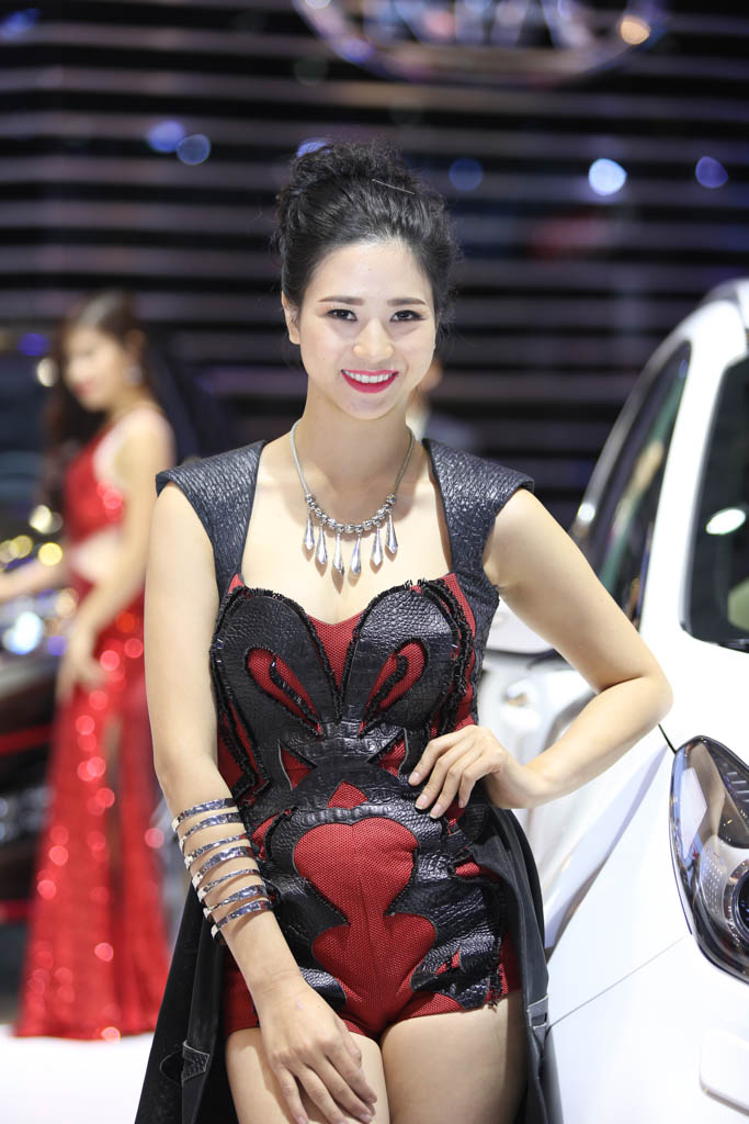 Dàn chân dài khoe sắc tại triển lãm ô tô Việt Nam 2015