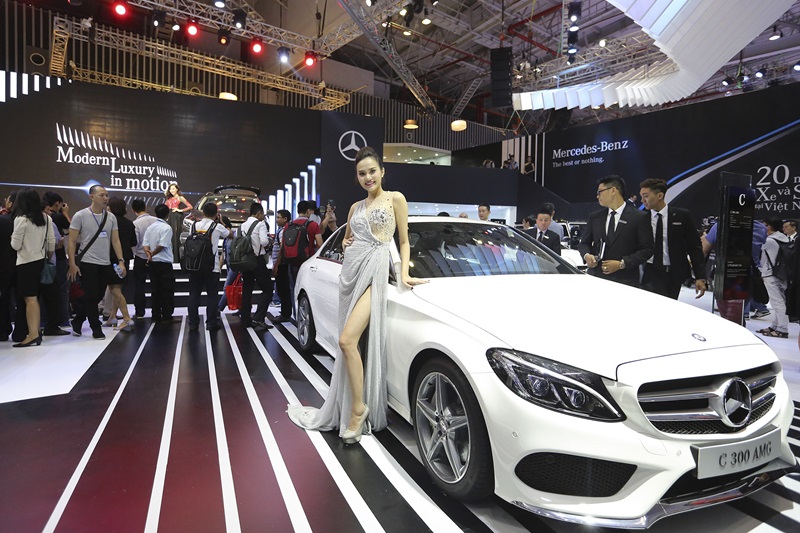 Dàn sao Việt khuấy động gian hàng Mercedes-Benz tại VMS 2015