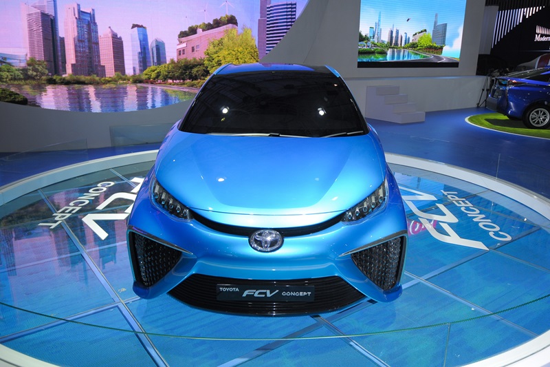 Toyota FCV - xe tương lai “đại náo” Vietnam Motor Show 2015