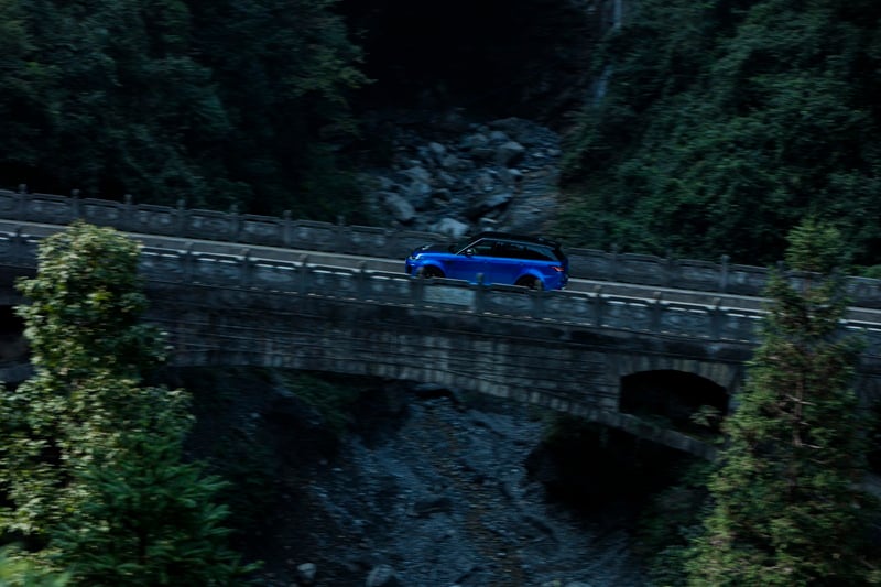Range Rover Sport SVR phá kỷ lục của siêu xe Ferrari 458 