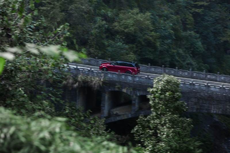 Range Rover Sport PHEV – SUV đầu tiên chinh phục cổng trời