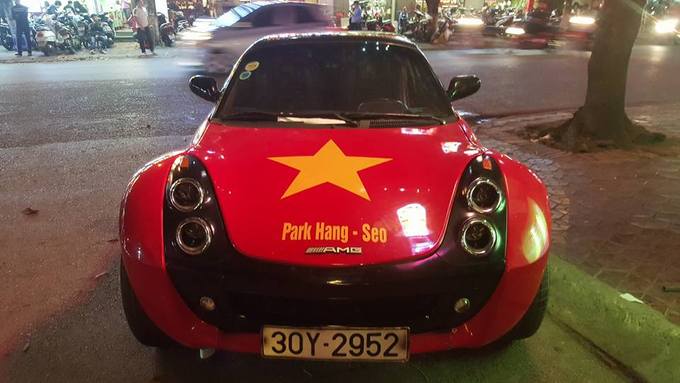 Cổ vũ U23 Việt Nam, nhiều ô tô “khoác áo” cờ đỏ sao vàng rực rỡ
