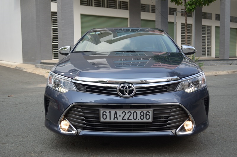 Toyota Camry giảm giá “sốc” còn dưới 1 tỷ đồng