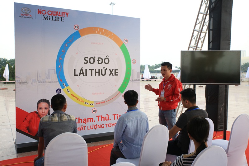 Khách Việt “đổ xô” tham dự sự kiện “CHẠM.THỬ.TIN” chất lượng Toyota