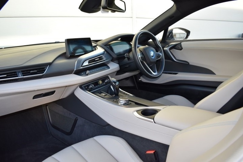 Chạy hơn 10.000km, BMW i8 của Wayne Rooney rao bán với giá 2 tỷ đồng