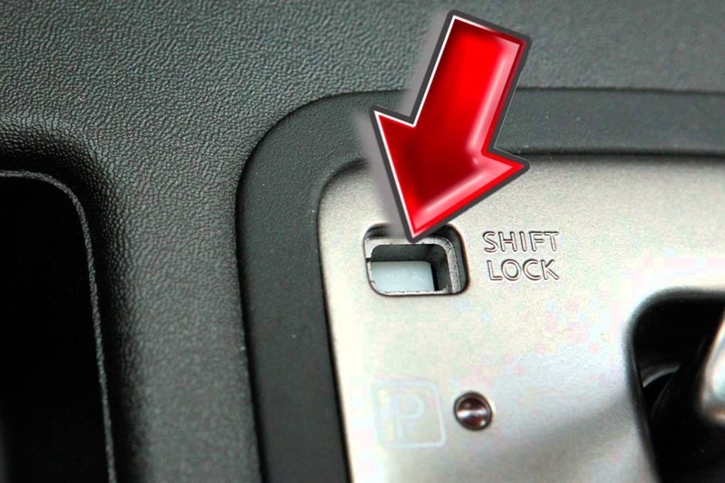 Nút Shiftlock gần khu vực cần số