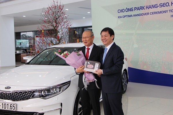 THACO tặng xe tiền tỷ cho HLV Park Hang Seo