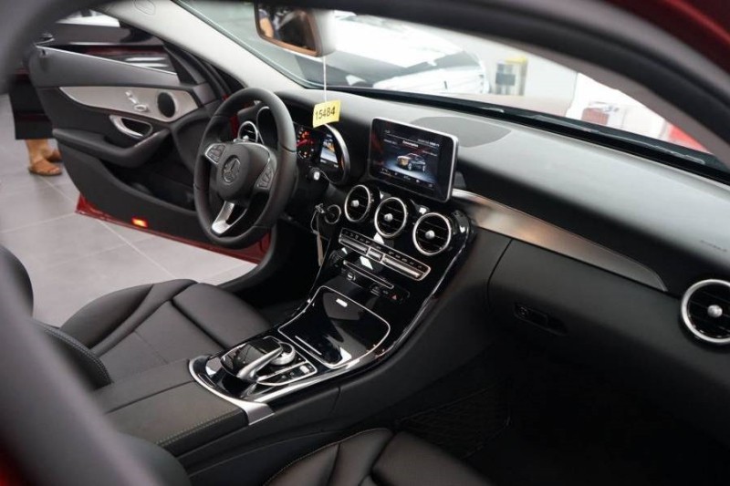 nội thất xe Mercedes-Benz C200 2018