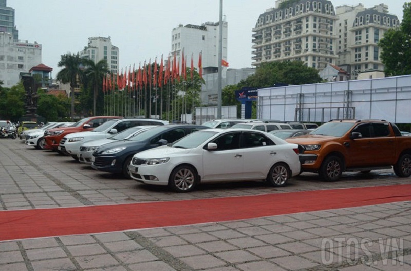 Giảm giá “sập sàn”, thị trường ô tô Việt vẫn “vật vờ” trong tháng 9