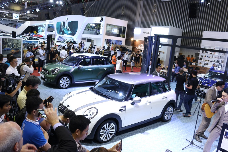 Giảm giá “sập sàn”, thị trường ô tô Việt vẫn “vật vờ” trong tháng 9