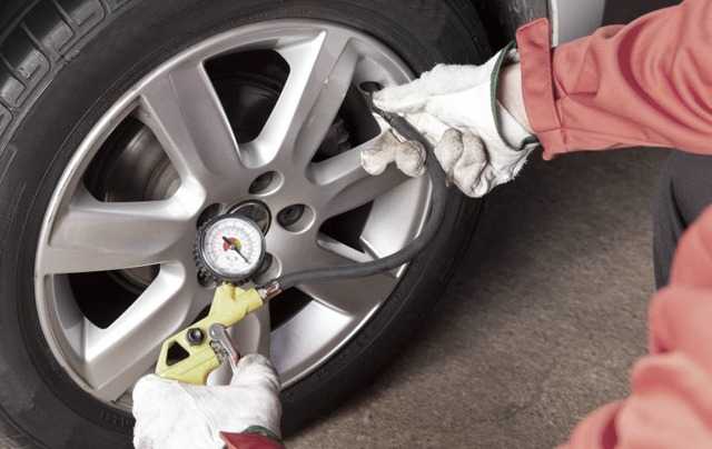 Kiểm tra áp suất lốp định kỳ giúp xe vận hành tốt và an toàn hơn