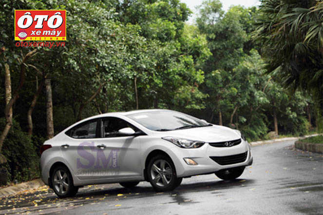 Bất ngờ Hyundai Elantra 2013 giá 699 triệu đồng cho bản số tay 1.8L