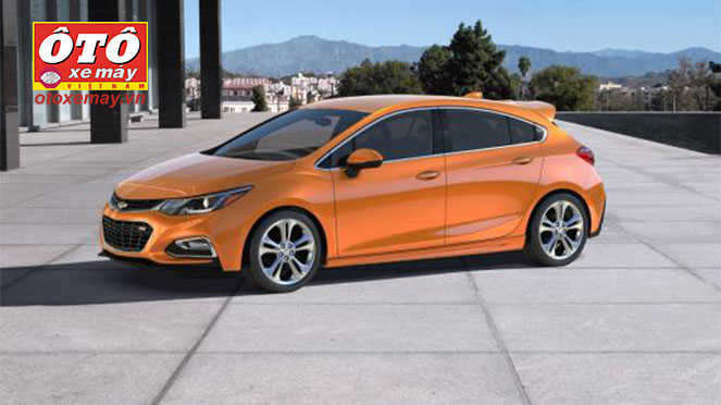 Mẫu hatchback Chevrolet Cruze 2016 có hai phiên bản: LT và Premier