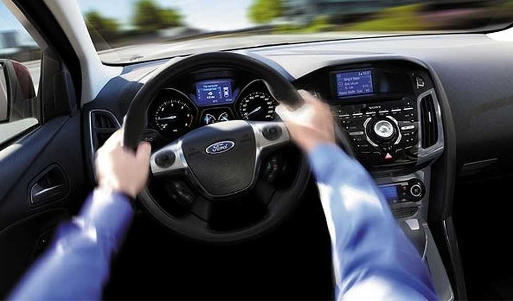 làm gì khi nổ lốp ô tô giữa đường: Bình tĩnh và giữ vững vô-lăng