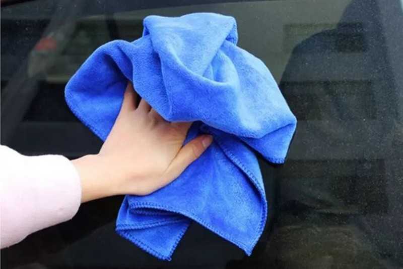 Sử dụng khăn ẩm lau xe