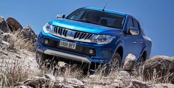 Mitsubishi Triton chiếm ưu thế về khả năng vận hành so với đối thủ là Ford Ranger 2016 Nguồn: caradvice.com.au