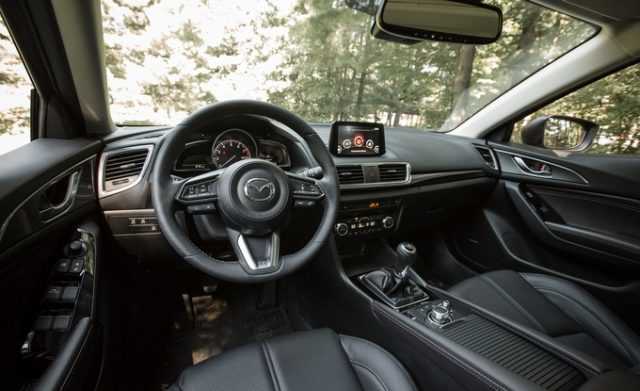 Xe Mazda 3 có phần lép vế hơn về trang thiết bị nội thất so với Elantra Sport 2018