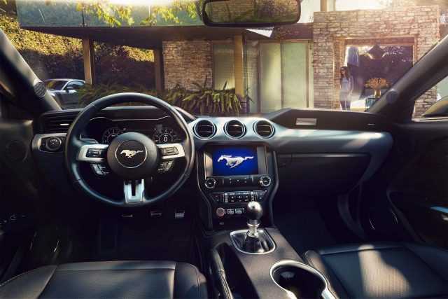 Ford Mustang 2018 có bảng điều khiển mới được thiết kế lại. Nguồn: ford.com