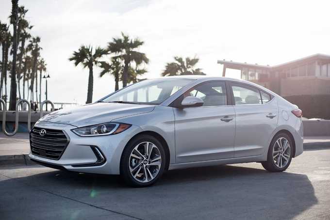 Hyundai Elantra 2018 sở hữu vẻ ngoài cực kỳ năng động và đậm chất thể thao.
