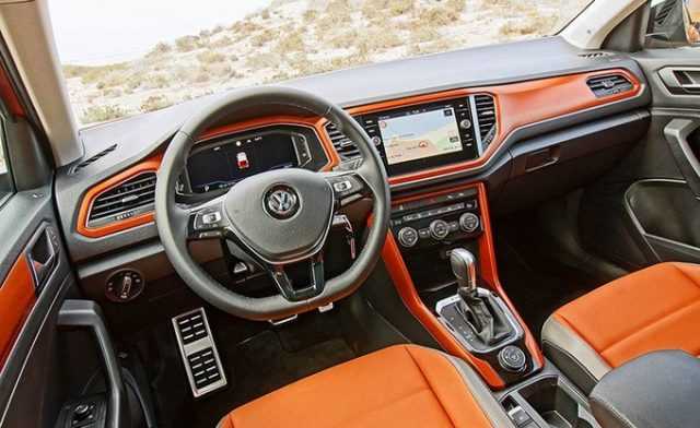 Volkswagen T-Roc thế hệ hoàn toàn mới 2018 sở hữu thiết kế 5 chỗ ngồi và được trang bị nhiều tiện nghi tiện ích. Nguồn: caranddriver.com