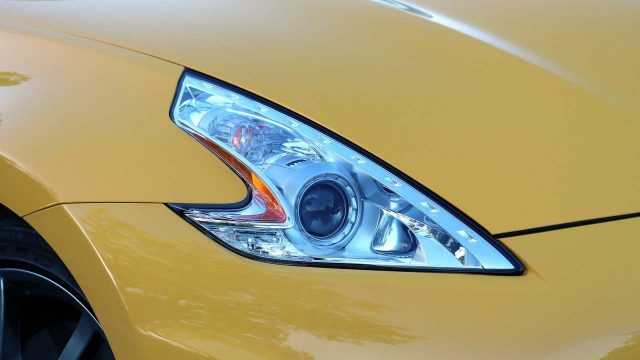 Đèn pha bi-xenon Nissan 370z 2017 2017 khá bắt mắt.