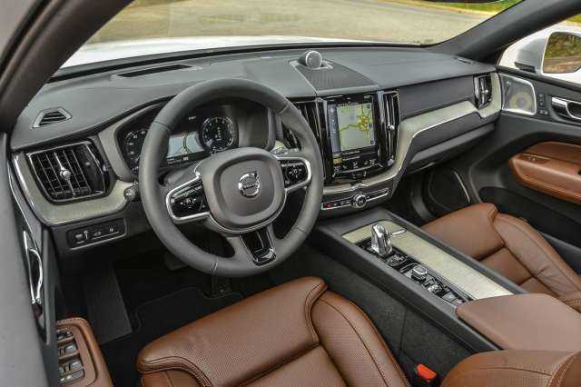 Mercedes-Benz GLC và Volvo XC60 - nội thất nào nổi bật hơn?