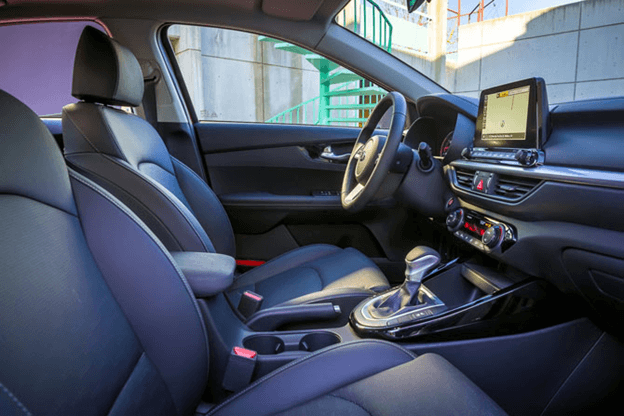 Cùng đặt Hyundai Elantra và Kia Cerato lên bàn cân so sánh