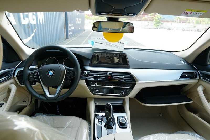 nội thất xe BMW 5 Series 2019
