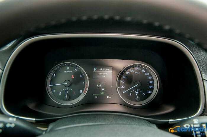 Cụm đồng hồ lái trên xe oto Hyundai Tucson carmudi vietnam