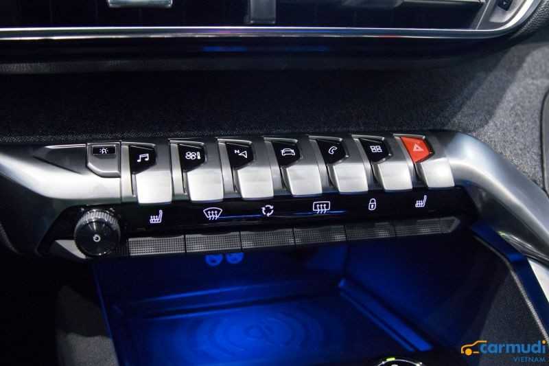 Bảng táp-lô bảng điều khiển của xe hơi Peugeot 5008 carmudi vietnam