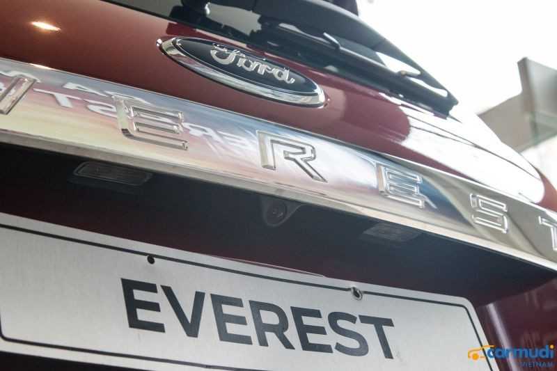camera lùi của xe Ford Everest carmudi vietnam