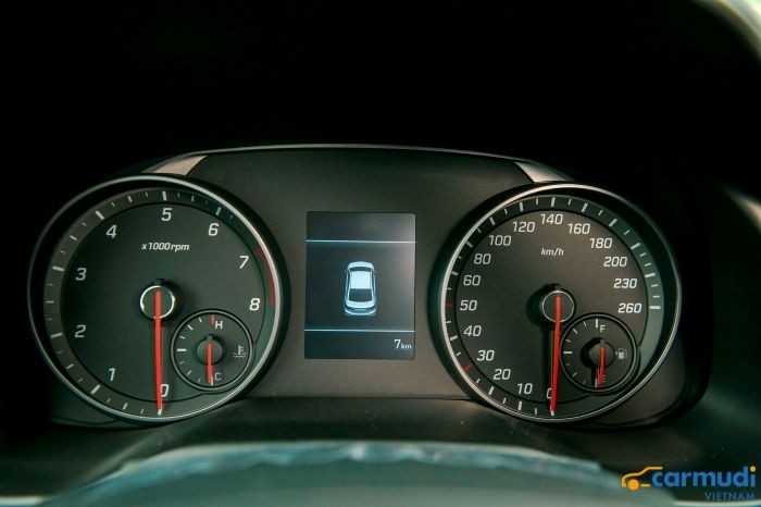 Cụm đồng hồ lái trên xe oto Hyundai Elantra carmudi vietnam