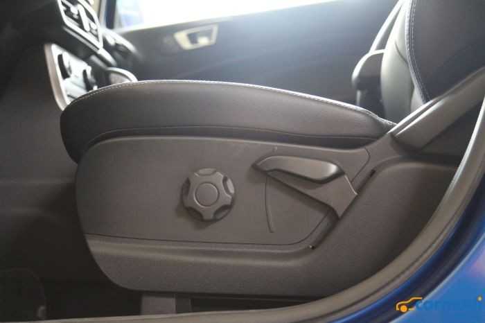 ghế lái chỉnh tay của xe Ford EcoSport carmudi vietnam