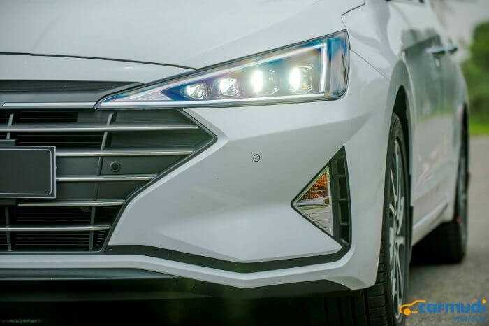 Cụm đèn pha LED trên xe hơi Hyundai Elantra 2019 carmudi vietnam