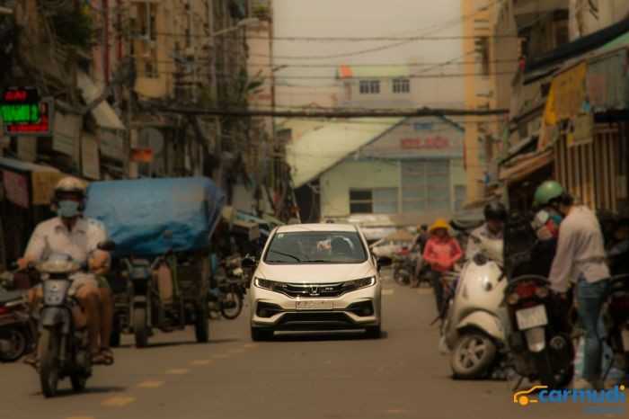 Ngoại thất xe Honda Jazz carmudi vietnam