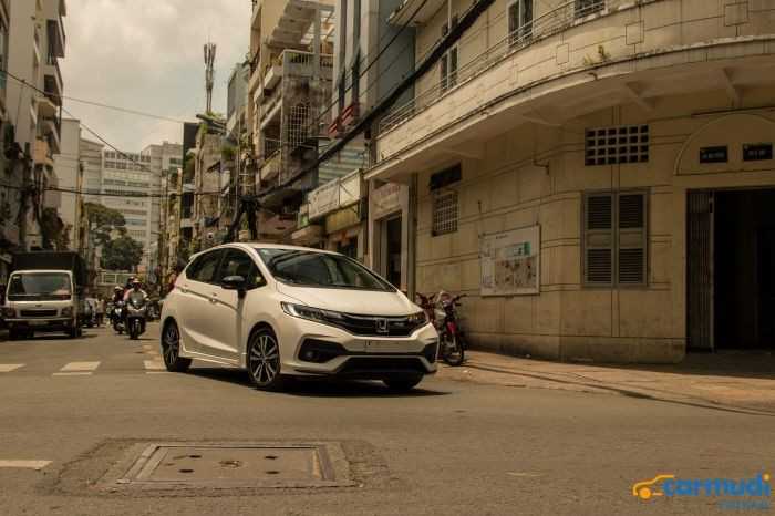 Vận hành trong phố của xe Honda Jazz carmudi vietnam
