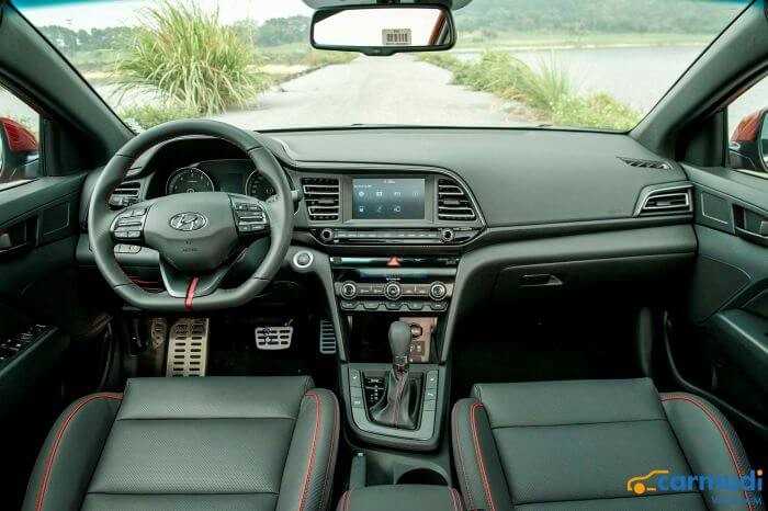 Bảng táp-lô bảng điều khiển của xe hơi Hyundai Elantra 2019 carmudi vietnam