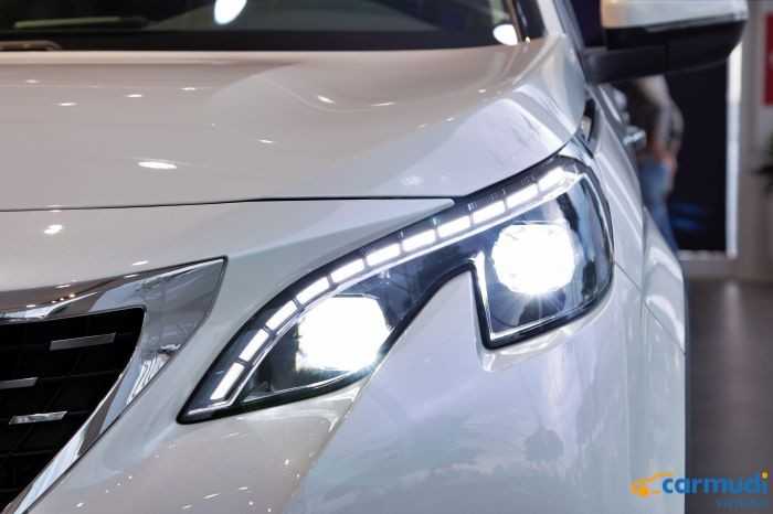 Cụm đèn pha LED trên xe hơi Peugeot 3008 carmudi vietnam