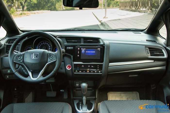 Bảng táp-lô bảng điều khiển của xe hơi Honda Jazz carmudi vietnam