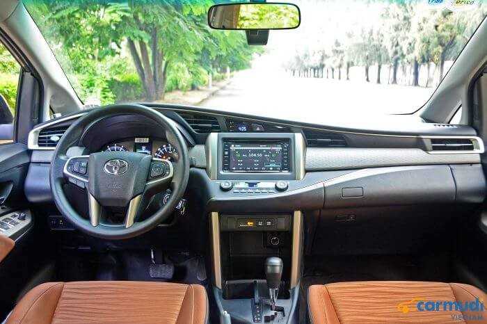 Bảng táp-lô bảng điều khiển của xe hơi Toyota Innova carmudi vietnam