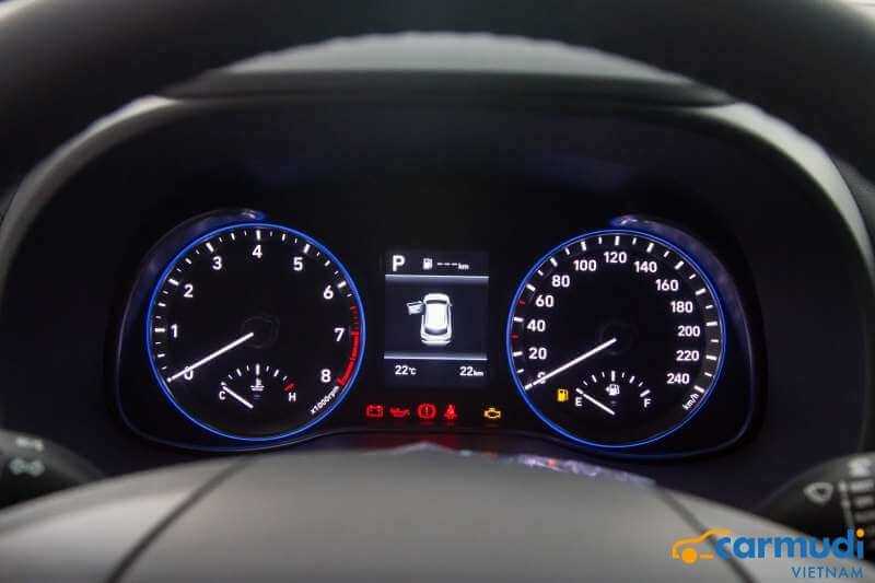Cụm đồng hồ lái trên xe oto Hyundai Kona carmudi vietnam